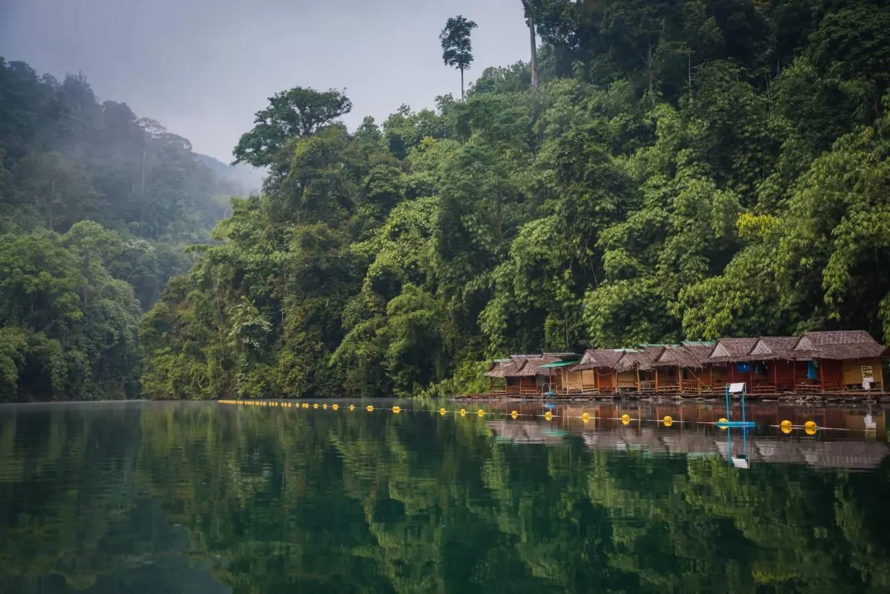 thailand khao sok cheow lan see mit schwimmenden haeusern