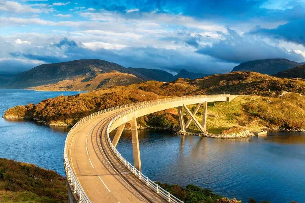 Sunlight Bathing the Kylesku Bridge Kylesku Bridge auf der NC 500