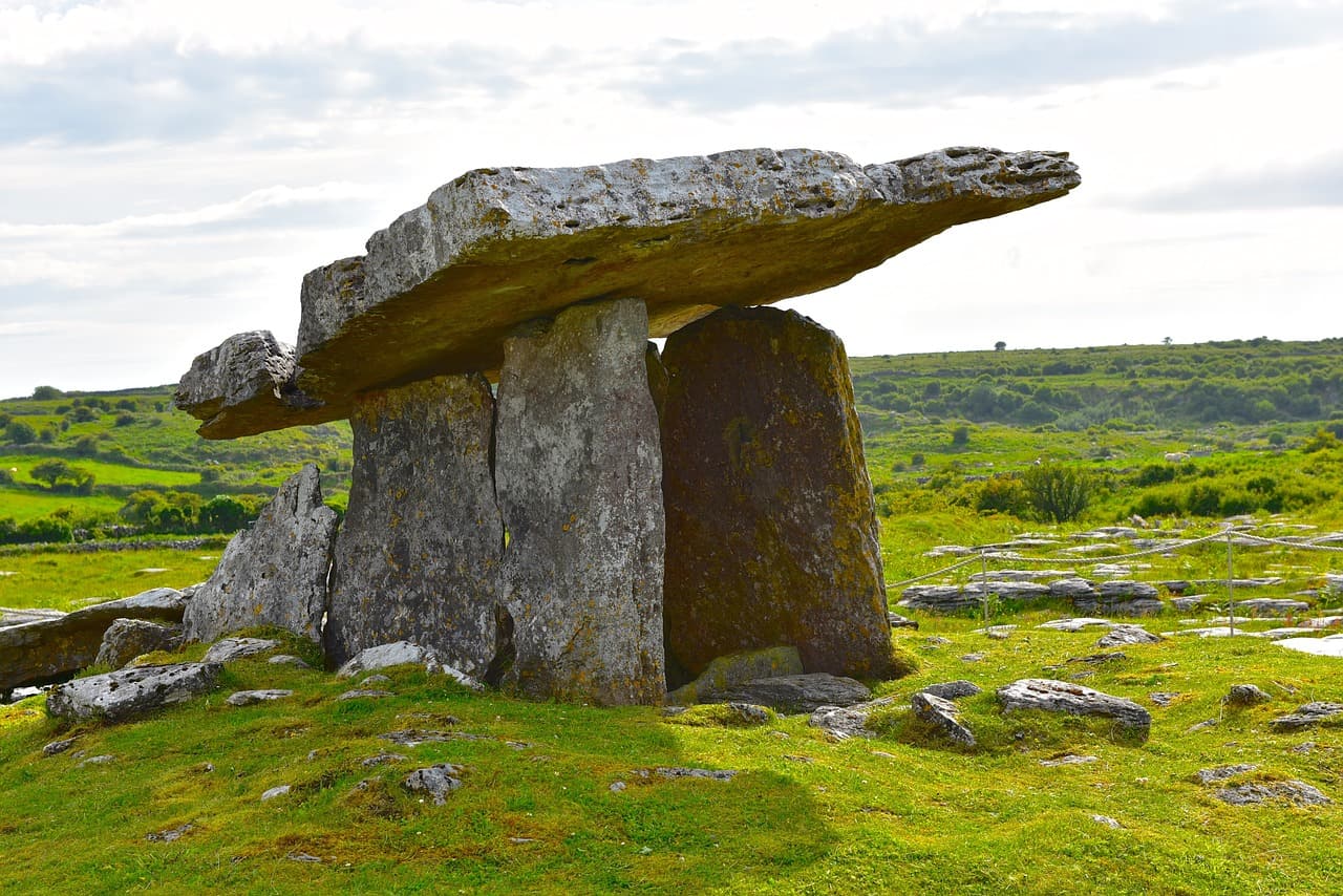irland the burren poulnabrone dolmen Irland The Burren Poulnabrone Dolmen