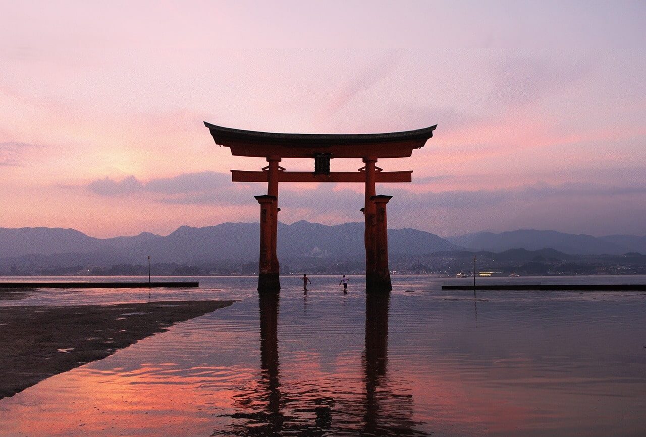 japan insel miyajima mit dem itsukushima schrein