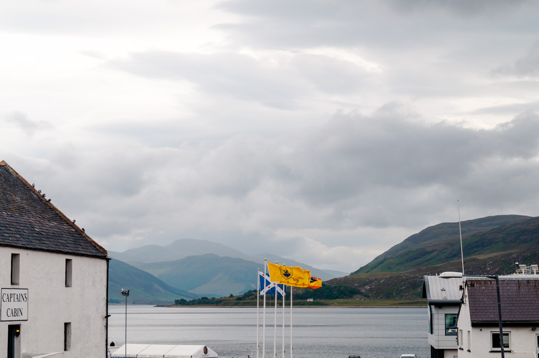 ullapool ausblick auf den see mit flaggen ullapool ausblick auf den see mit flaggen