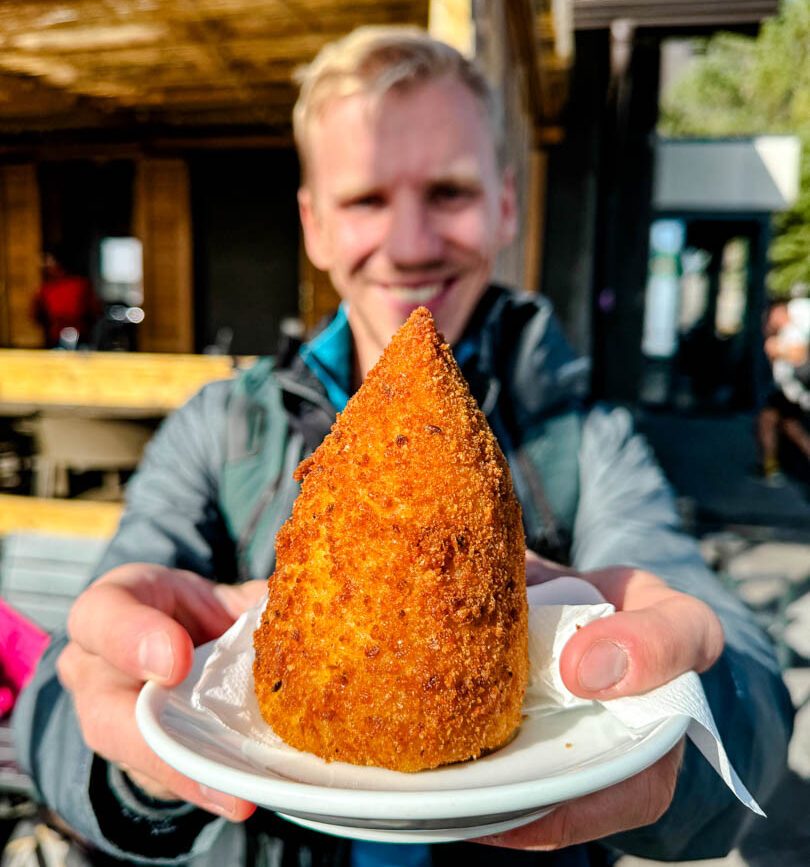 aetna tour arrancini im restaurant beim parkplatz