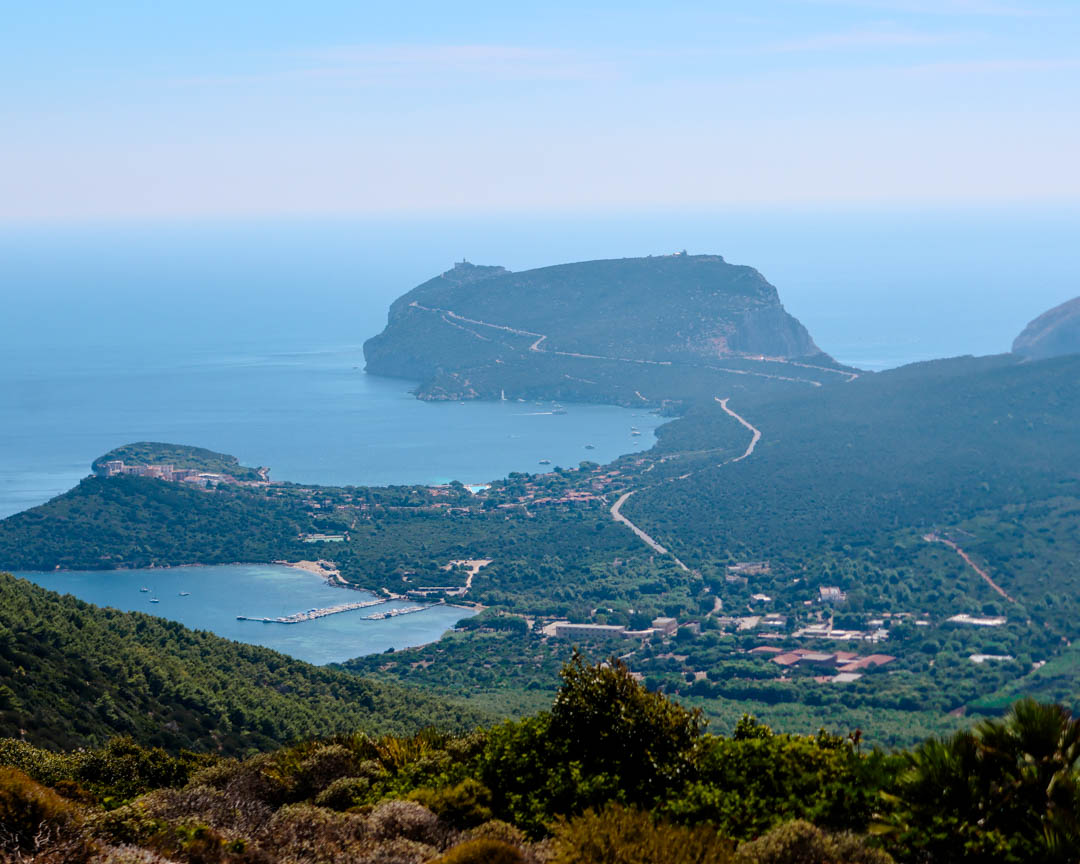 alghero cala barca in der ferne