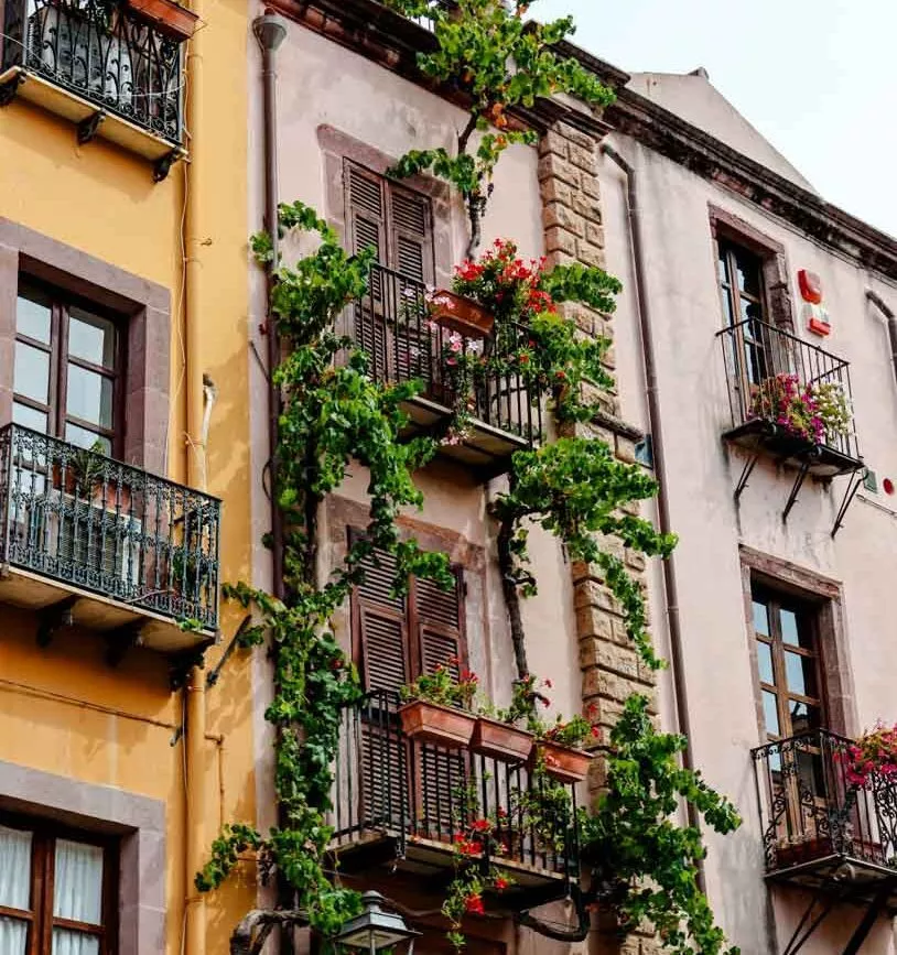 alghero sardinien bosa haeuserfassade