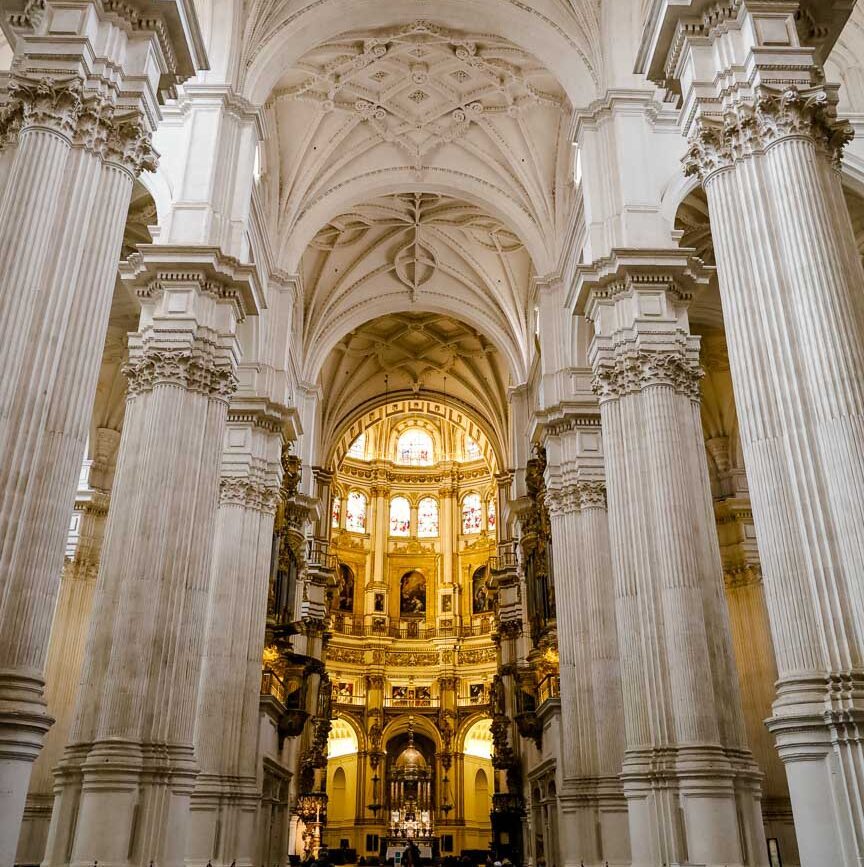 andalusische kathedrale innenraum mit saeulen gewoelbedecke