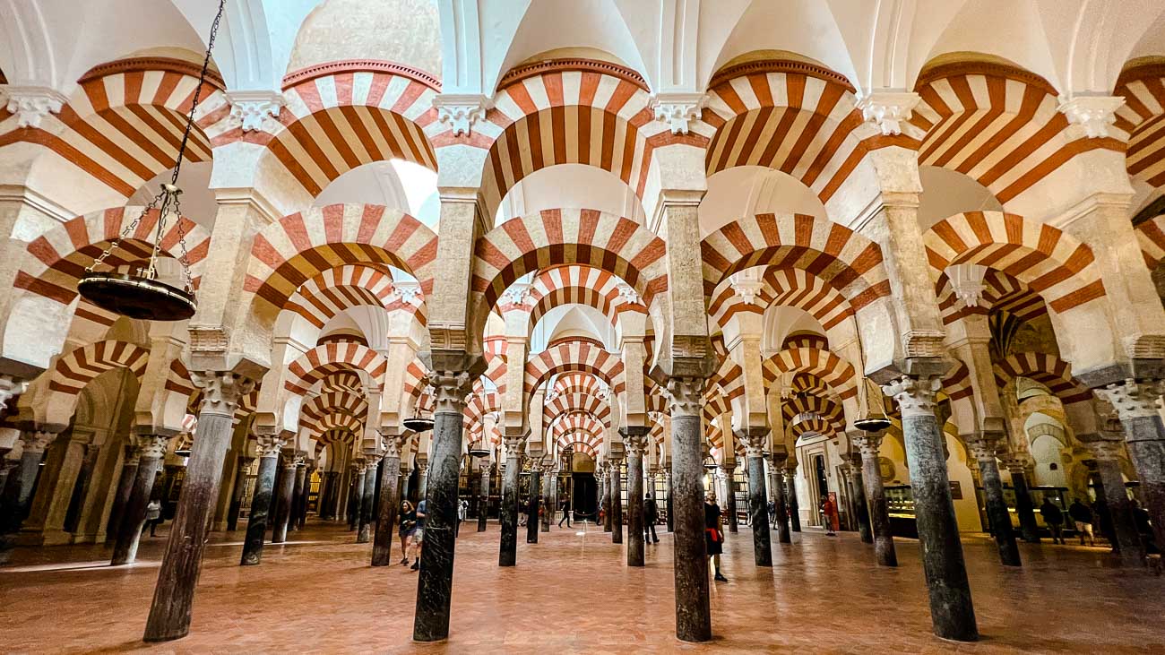 andalusische moschee kathedrale innenansicht gestreifte boegen saeulenhalle
