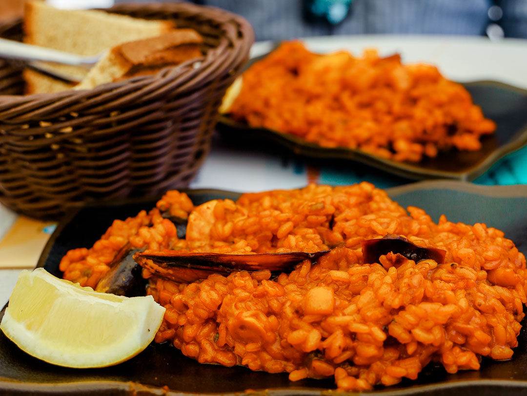 andalusische paella mit meeresfruechten und brot