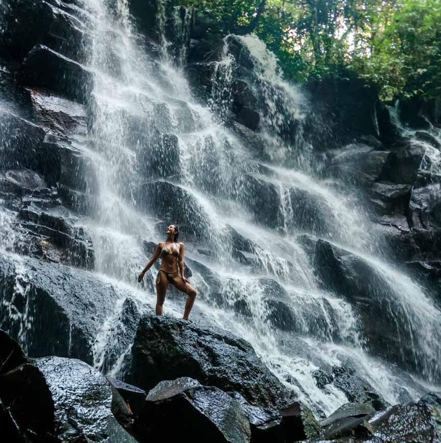 Baden beim Kanto Lampo Waterfall, Ubud Bali