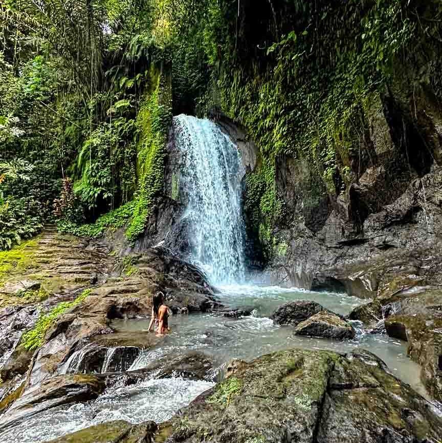 baden im taman sari waterfall ubud bali