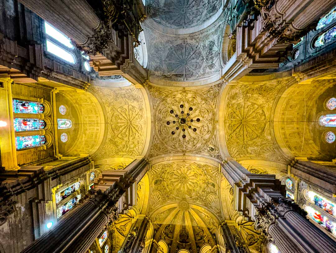 barocker innenraum der kathedrale in malaga mit andalusischem kronleuchter