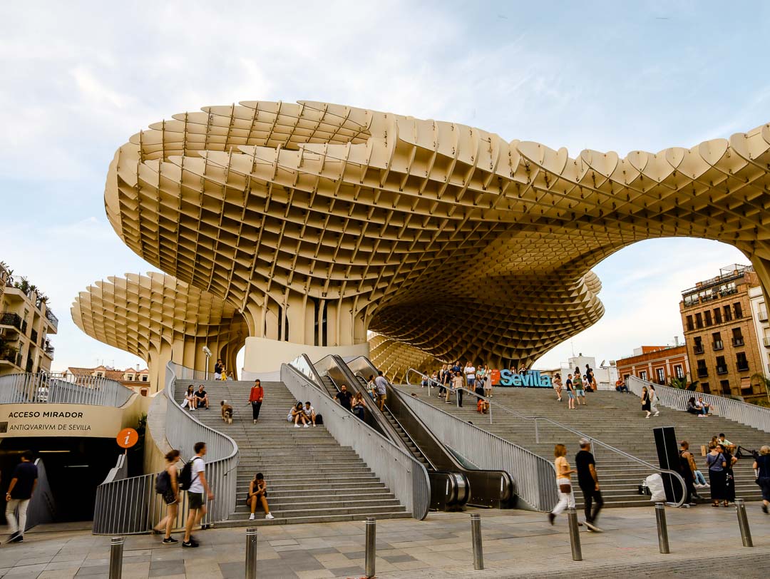 Besucher am Standort von Metropol Parasol in Spanien