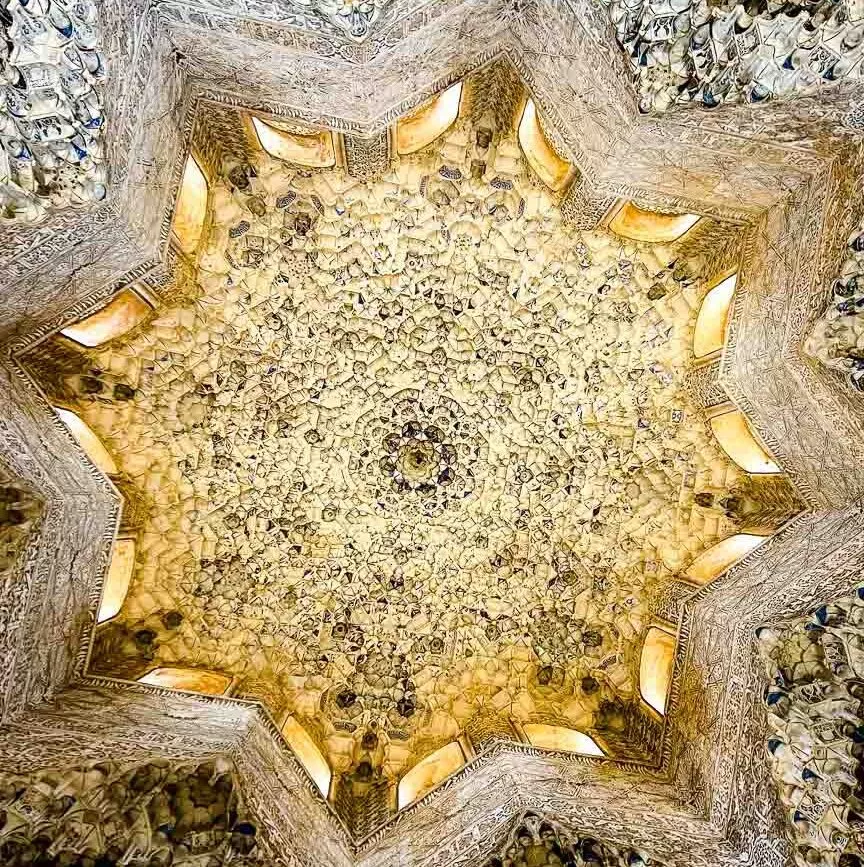 decke mit andalusischen mustern beleuchtete nischen in den nasridenpalaeste