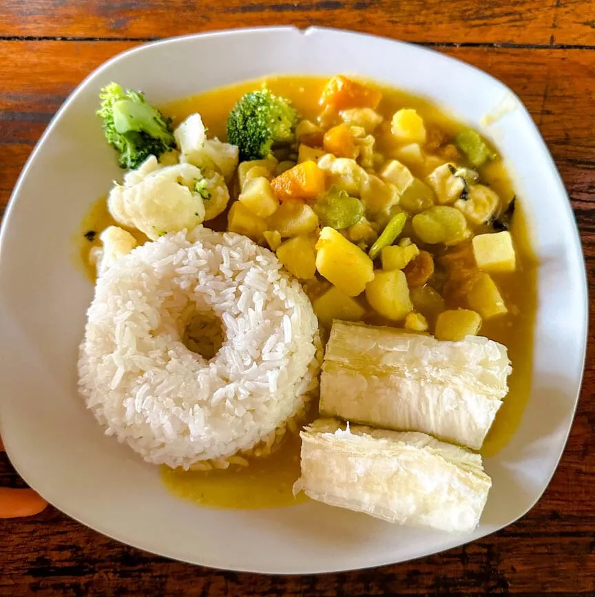 essensteller auf dem tisch in puerto maldonado amazonas