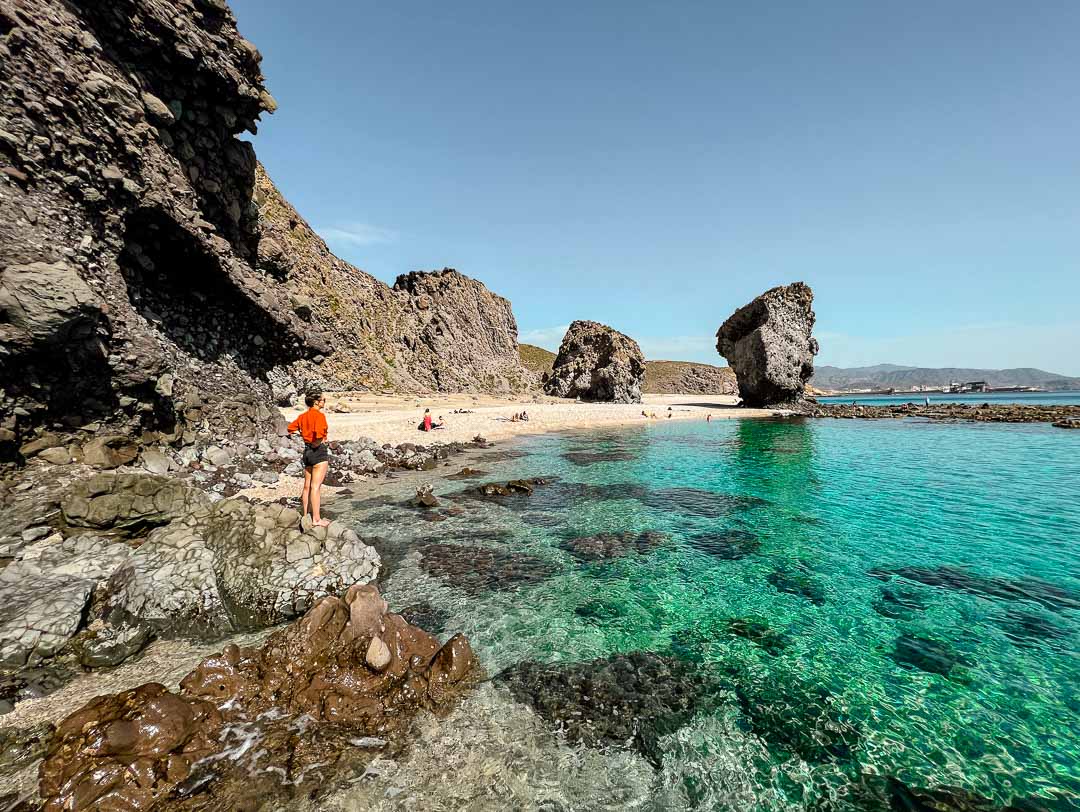 felsige kueste tuerkisfarbenes wasser playa de los muertos