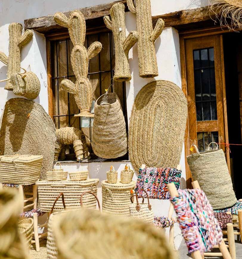 geflochtene koerbe andalusisches kunsthandwerk vor dem geschaeft