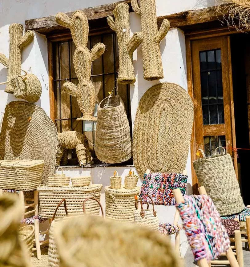 geflochtene koerbe andalusisches kunsthandwerk vor dem geschaeft