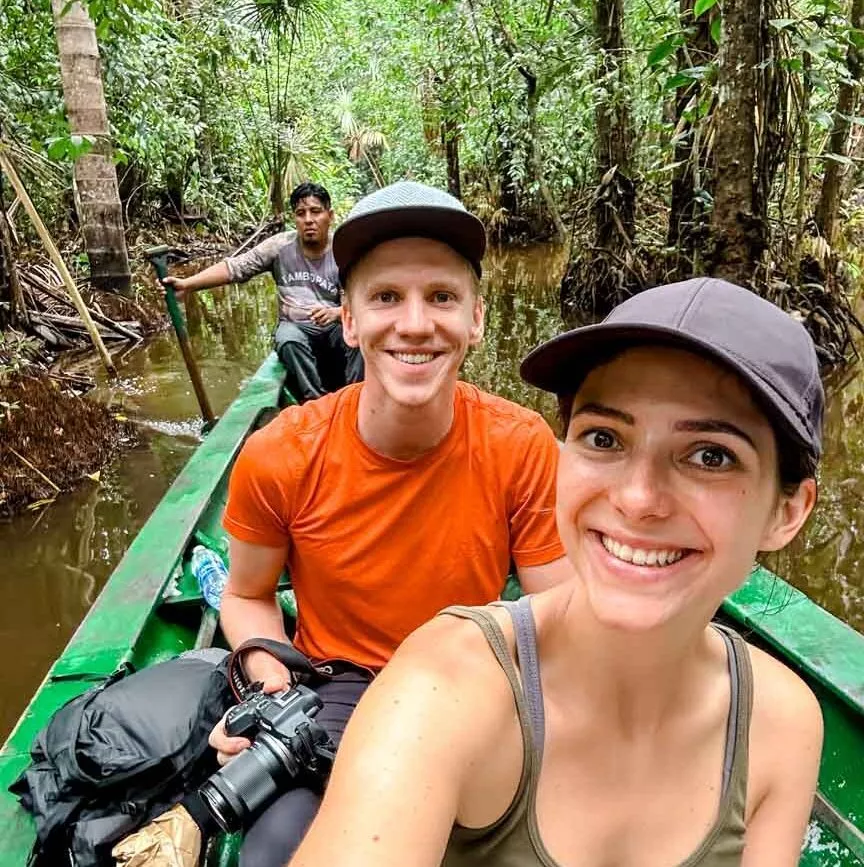 gruppe navigiert durch den amazonas dschungel in der naehe von puerto maldonado