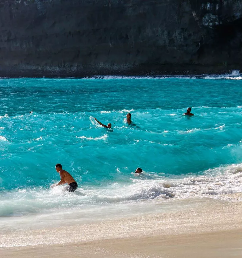 hohe wellen beim kelingking beach auf nusa penida bali hohe wellen beim kelingking beach auf nusa penida bali