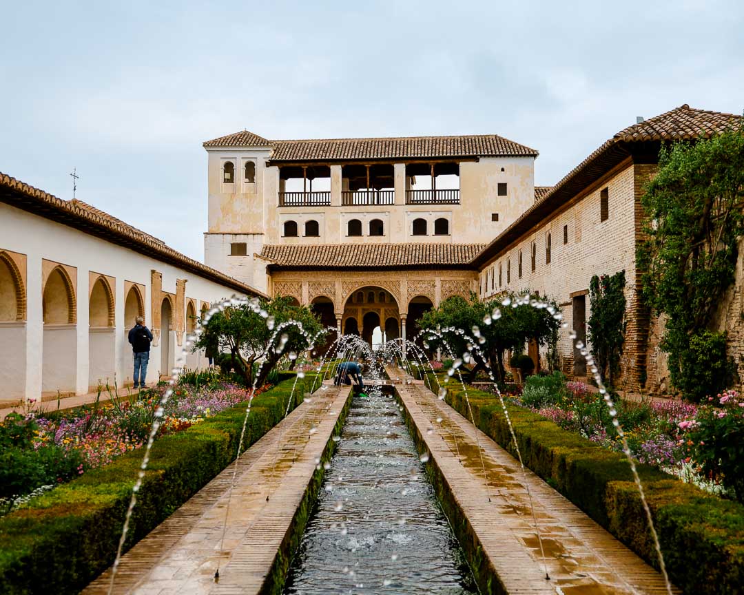 innenhof fuehrt zu generalife in andalusien