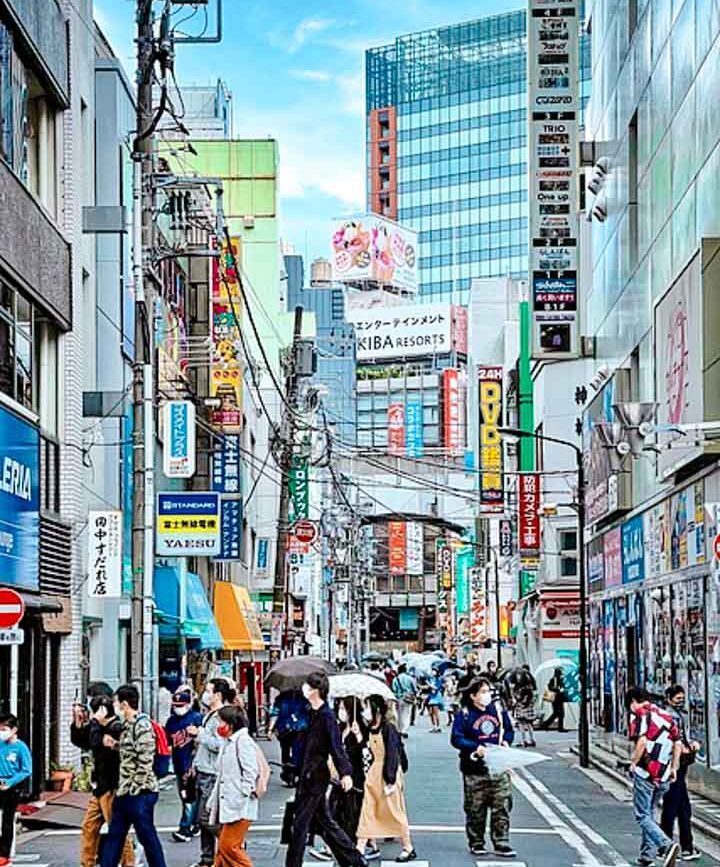 japan akihabara viertel viele schilder zwischen hochhaeusern