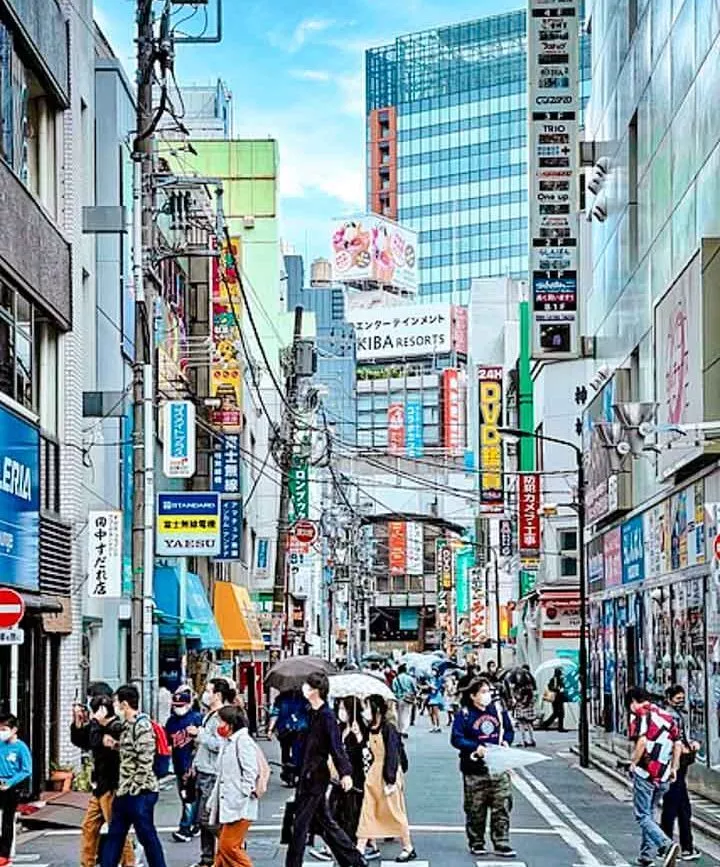 japan akihabara viertel viele schilder zwischen hochhaeusern japan akihabara viertel viele schilder zwischen hochhaeusern