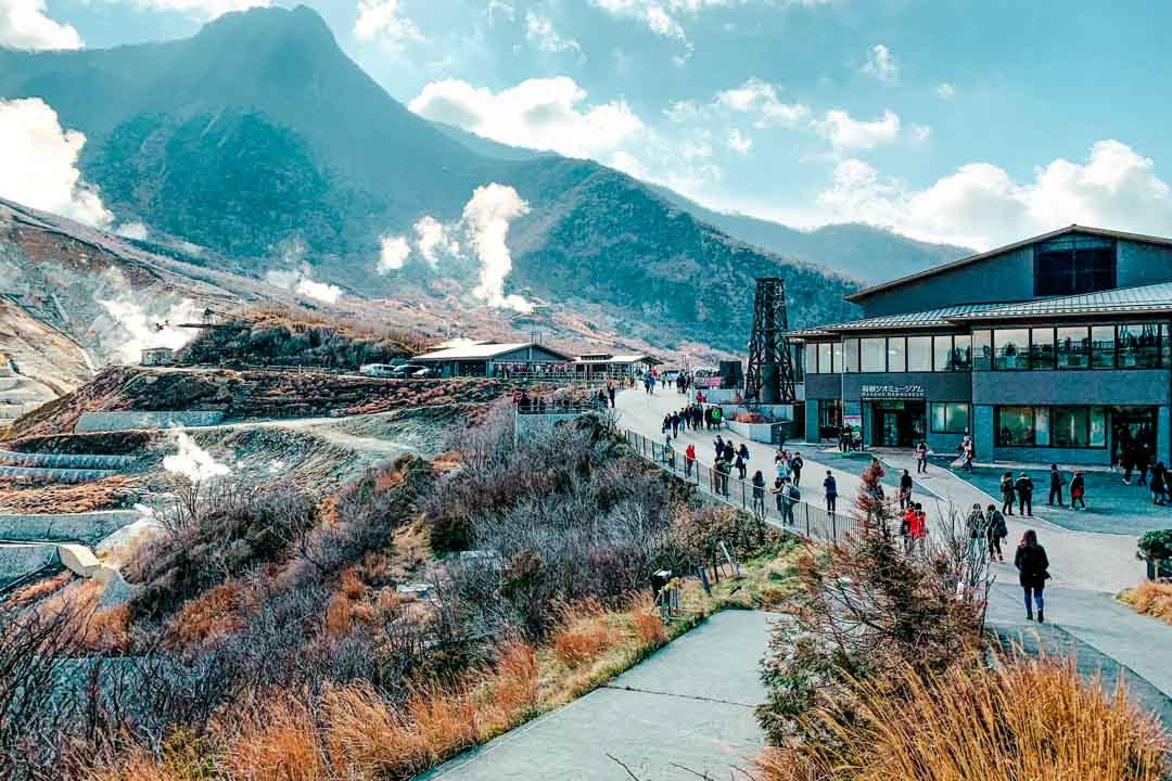 japan hakone onsen mit bergen im hintergrund japan hakone onsen mit bergen im hintergrund