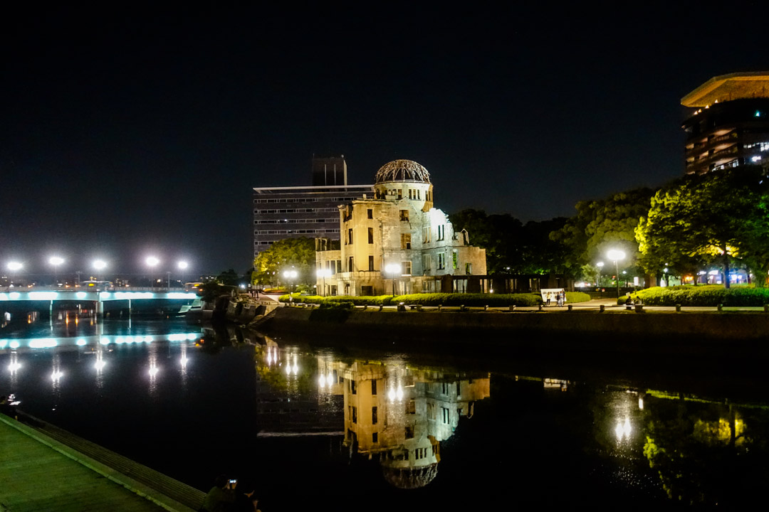 japan hiroshima atombombendenkmal bei nacht