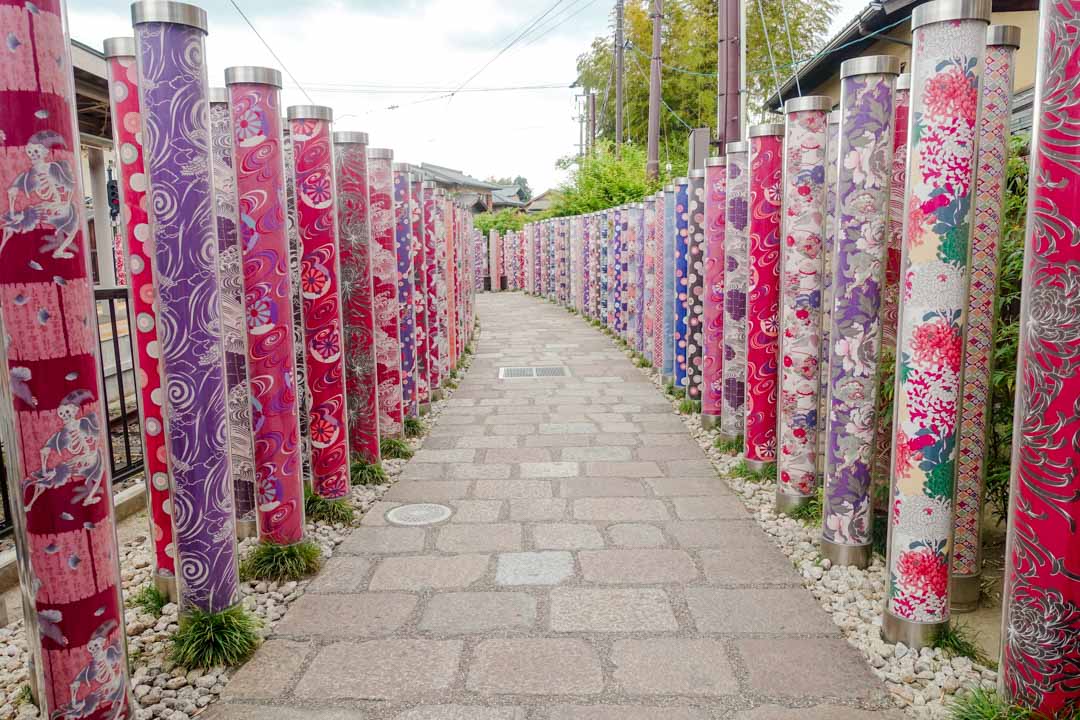 japan kimono forest nahe des bambuswaldes japan kimono forest nahe des bambuswaldes