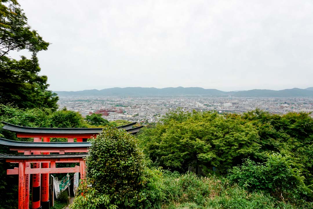 japan kyoto ausblick vom hoeheren teil des fushimi inari schrein japan kyoto ausblick vom hoeheren teil des fushimi inari schrein