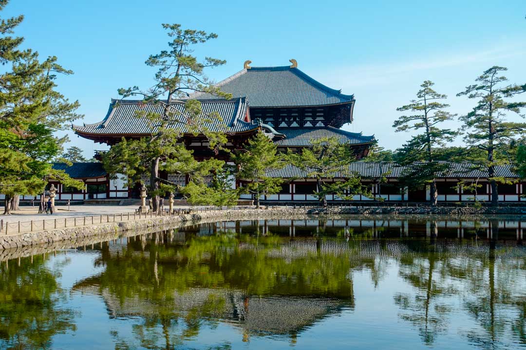 japan nara todai ji tempel spiegelung im wasser japan nara todai ji tempel spiegelung im wasser
