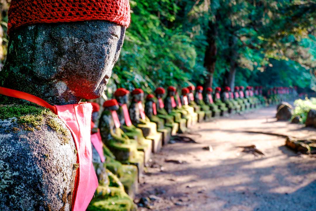 japan nikko buddhastatuen im tempel