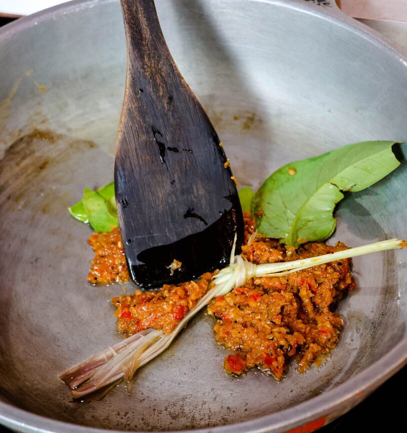 Kochlöffel schwingen beim Kochkurs in Ubud