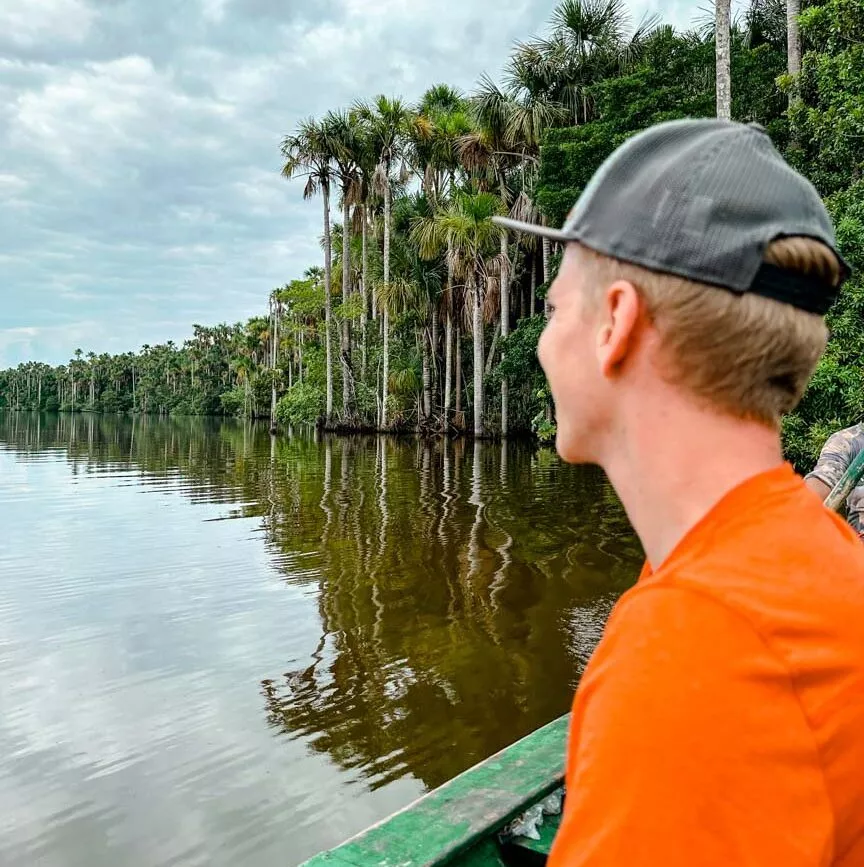 mann im kanu sandoval see blickt ueber das wasser