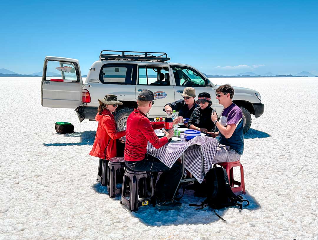 mittagessen mitten in der salzwueste bolivien