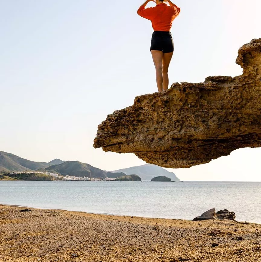 nina auf felsformation an andalusien strand
