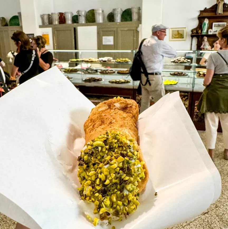 person haelt cannoli aus syrakus hoch person haelt cannoli aus syrakus hoch