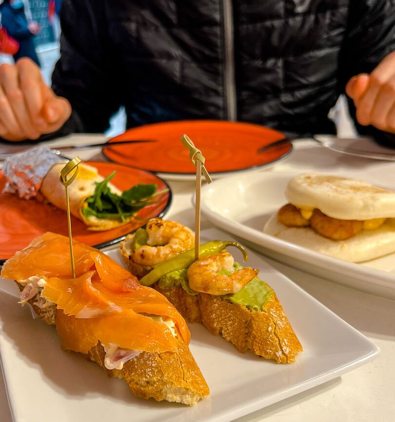 person sitzt am tisch mit andalusischen tapas