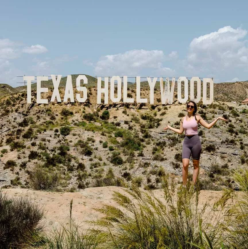 person vor texas hollywood schild in der andalusischen wueste