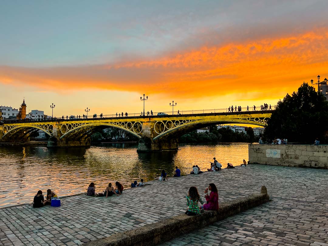 sonnenuntergang bei uferpromenade beim monumento a la tolerancia