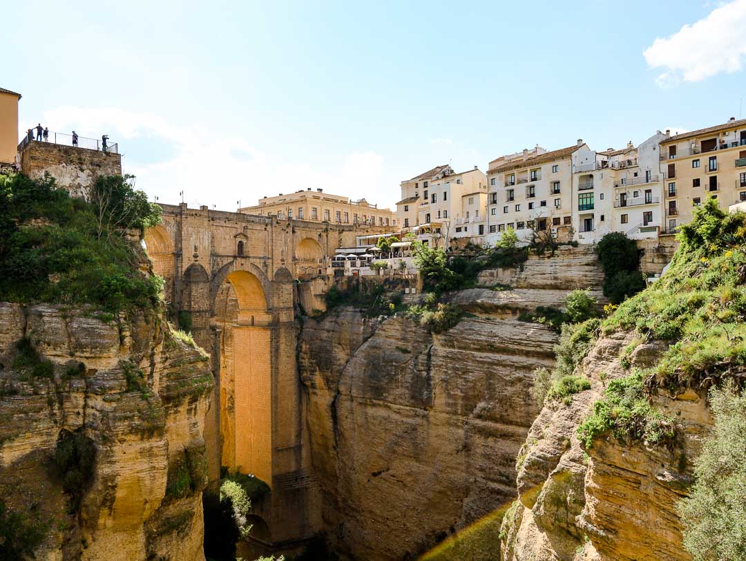 steinbruecke verbindet klippen mit gebaeuden in ronda