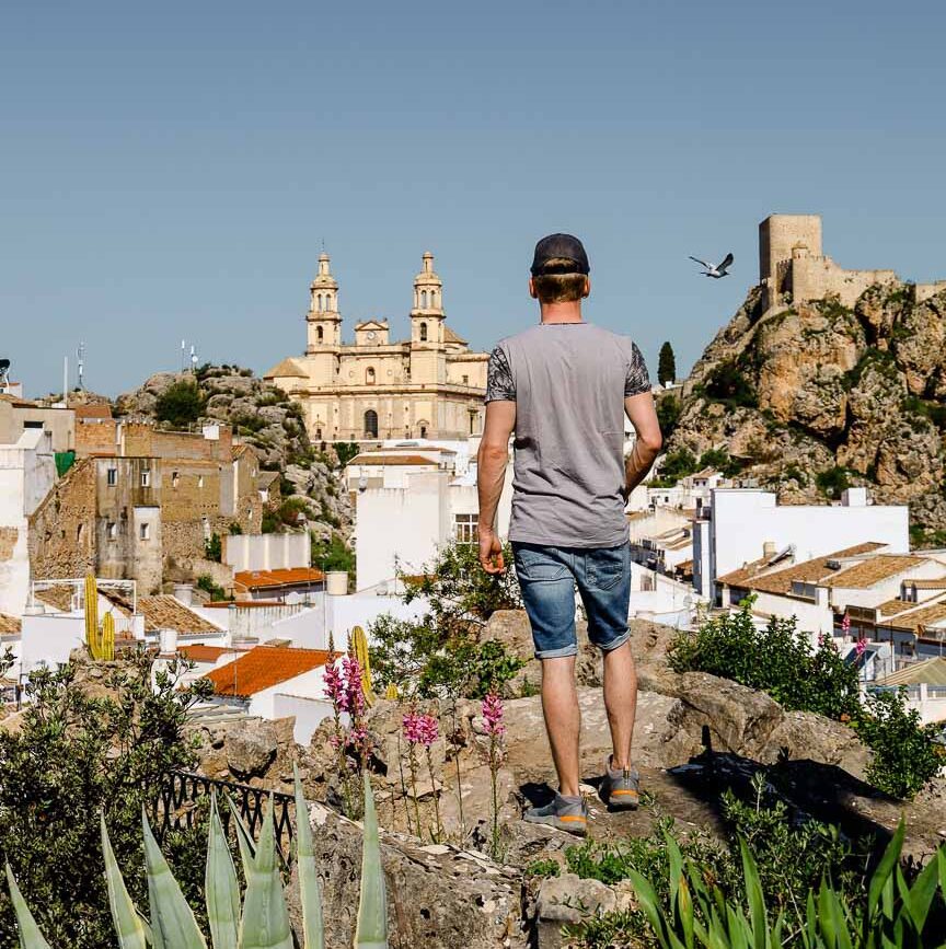 tom blickt auf weisses dorf olvera in andalusien