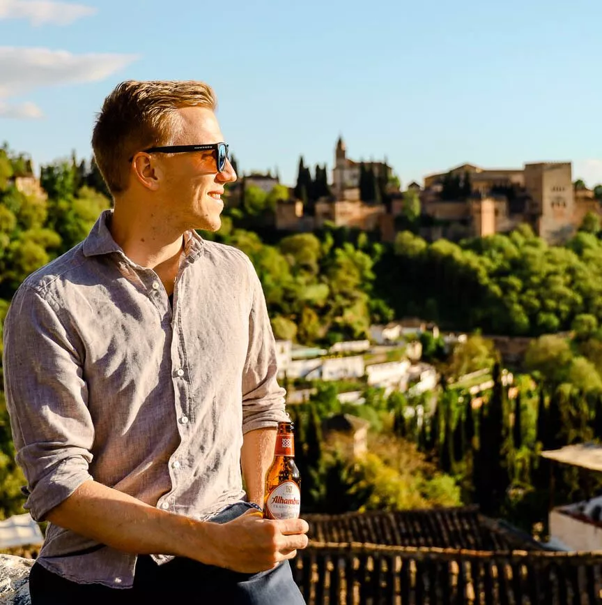 tom geniesst den ausblick beim mirador de san nicolas