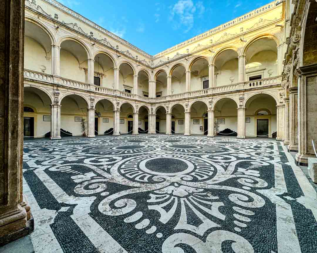 universitaet catania innenhof