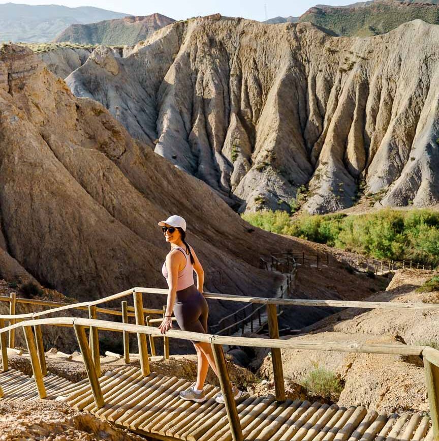 wanderer auf holzpfad wanderung oasis de lawrence de arabia