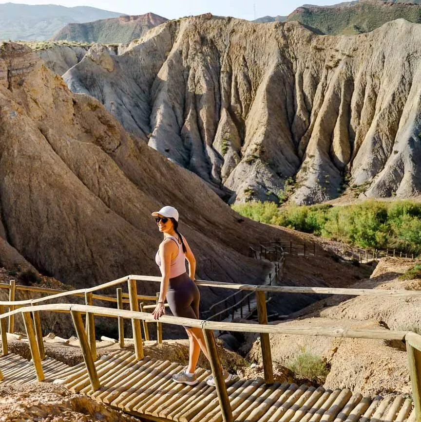 wanderer auf holzpfad wanderung oasis de lawrence de arabia