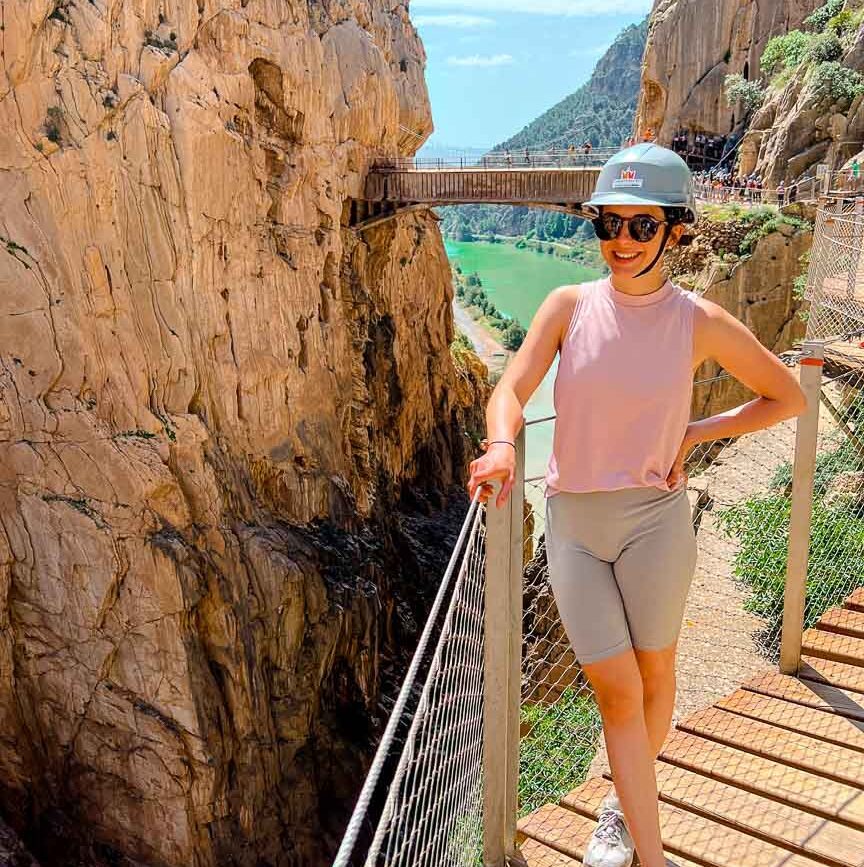 wanderer mit helm auf caminito del rey