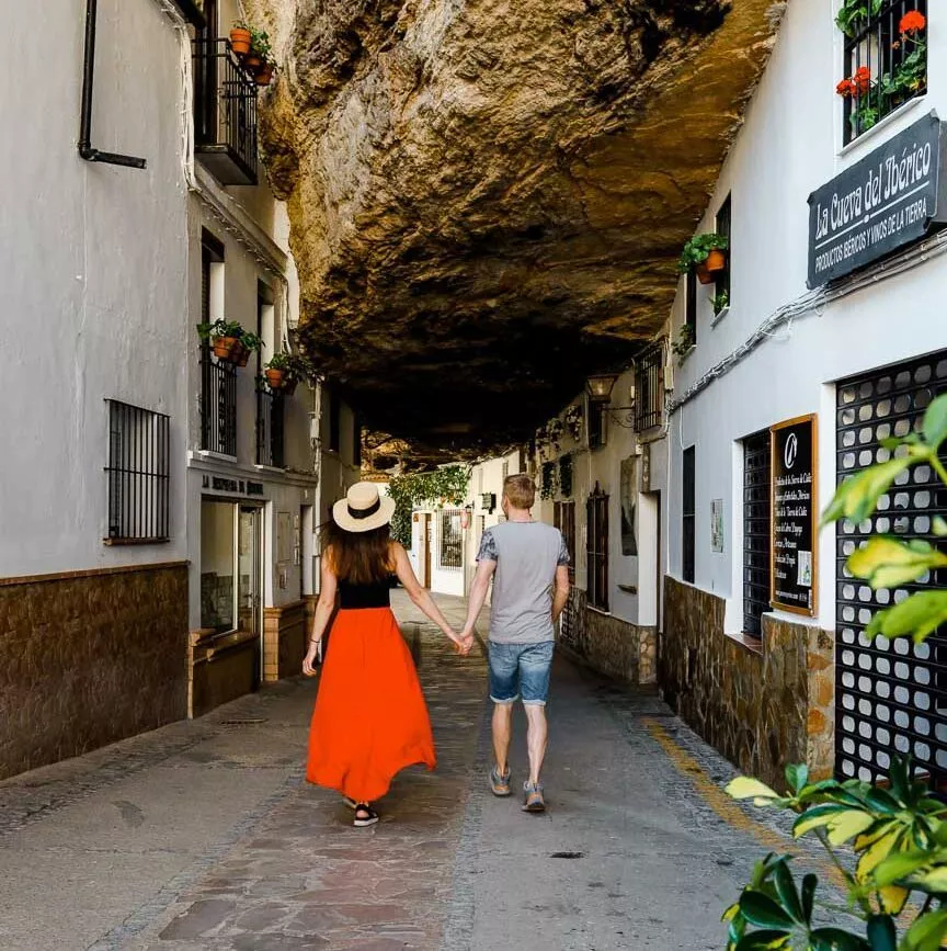 wir laufen durch felsengasse im weissen dorf setenil de las bodegas