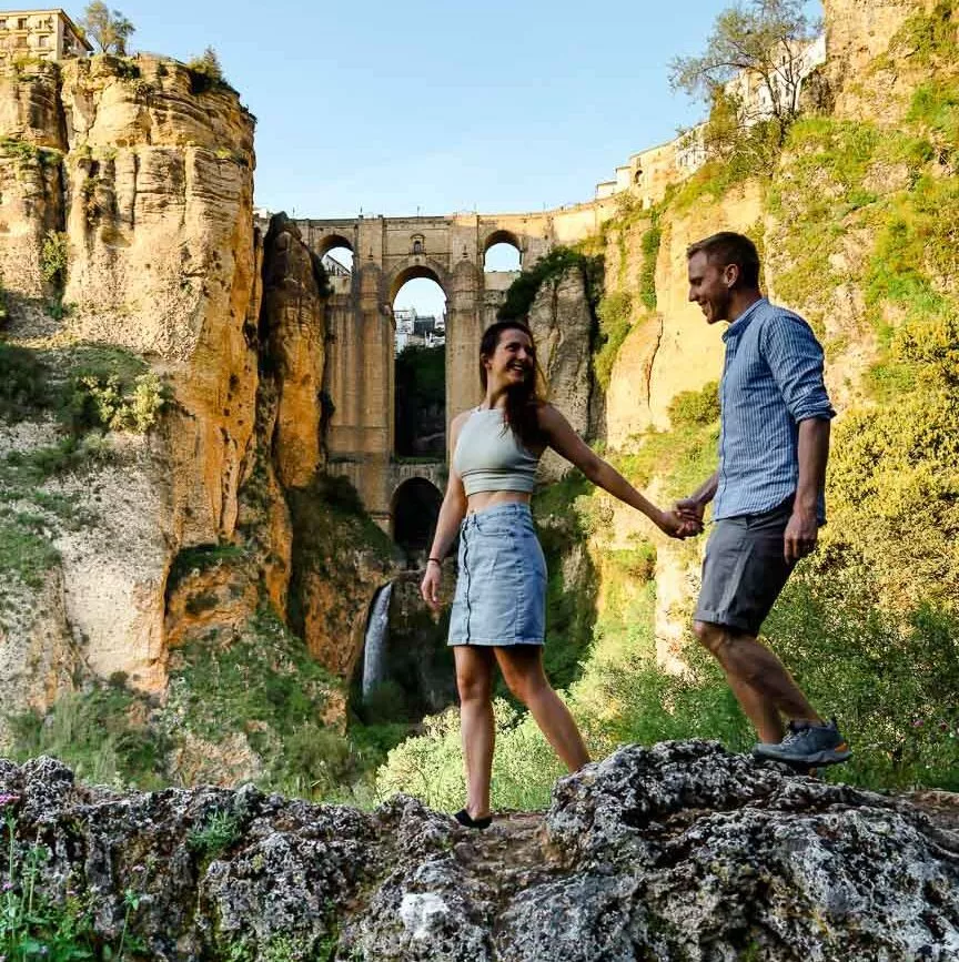 zwei halten sich an der alten bruecke bei ronda in andalusien