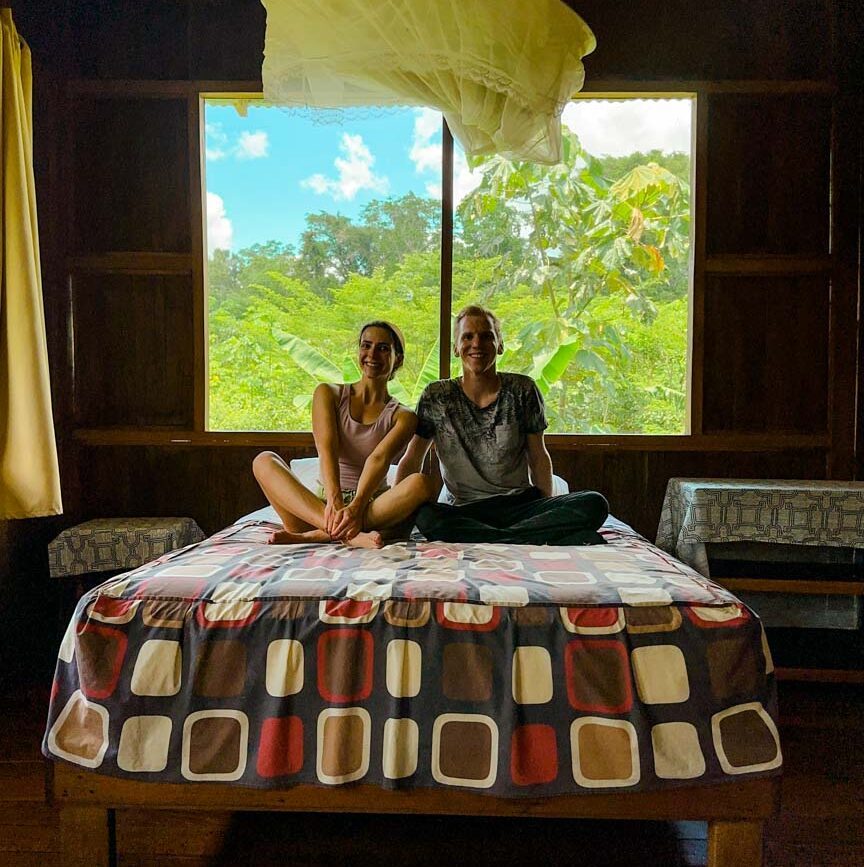 zwei personen auf einem bett mit blick auf den amazonas