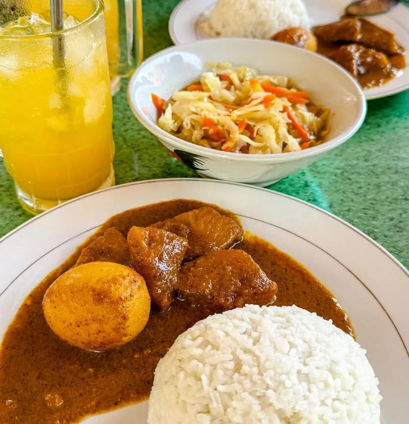 abendessen im volunteer camp in indonesien